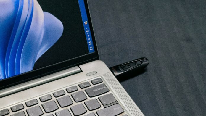 Windows 11 在 USB 存储驱动器拔出后仍将其保留为隐藏的非当前设备