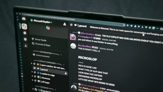 微软在削减 Windows 11 的 AI 臃肿功能后，悄然解除对 Microslop 的禁令