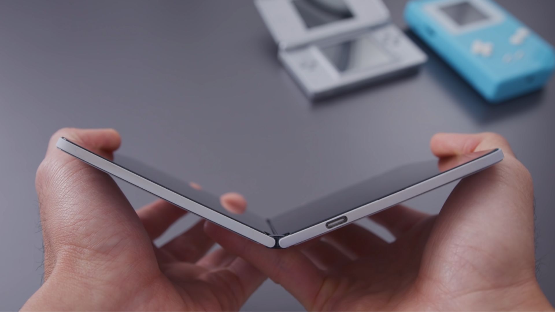 Surface Duo 的轻薄程度令人难以置信